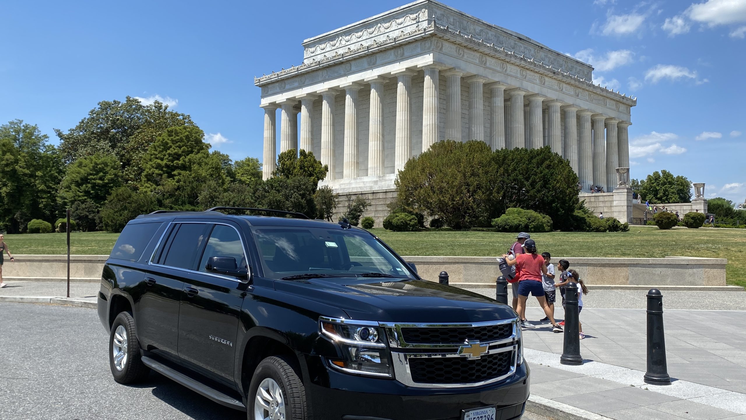 A black SUV at Lincoln Memorial